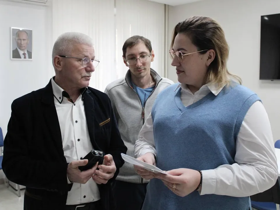 Депутат Мособлдумы Павел Максимович (слева) передал супруге военнослужащего&nbsp;средство радиоэлектронной борьбы.&nbsp;Фото: пресс-служба администрации г.о. Подольск