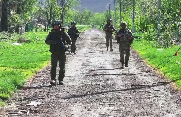 Военнослужащие ВС России и ВС КНДР в освобожденном населенном пункте в Суджанском районе Курской области