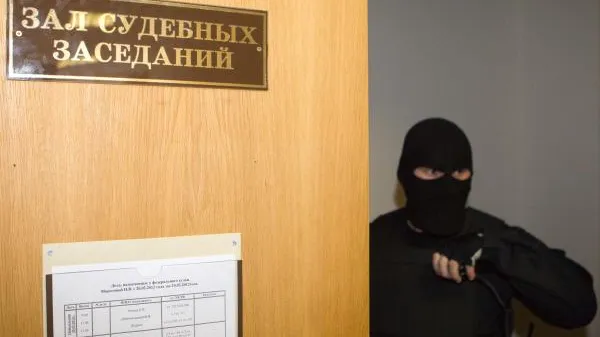 Бывшего полицейского осудят в Подмосковье за получение взятки