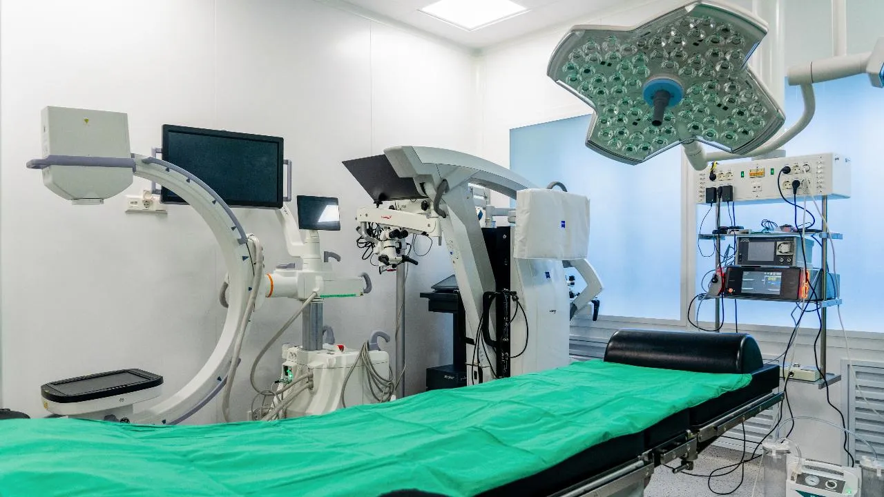 Врачи в Рузе спасли женщину с открытым переломом и рваными ранами после аварии с багги