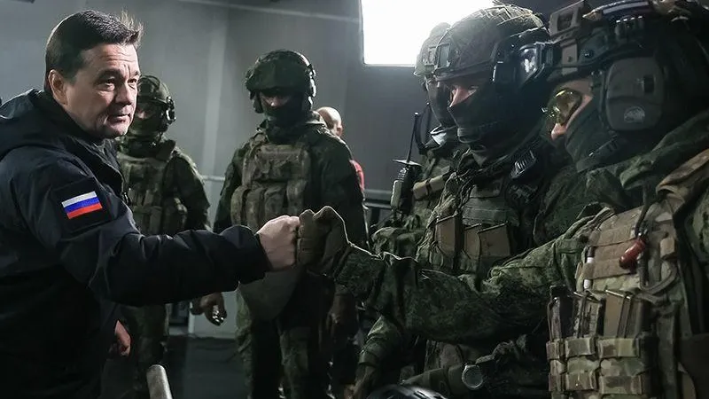 Военнослужащие рассказали Андрею Воробьеву как им помогает поддержка Подмосковья 