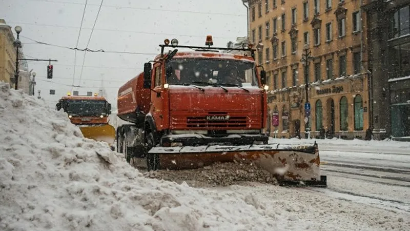Разгребать снежные навалы в Москве будут 20 тыс человек
