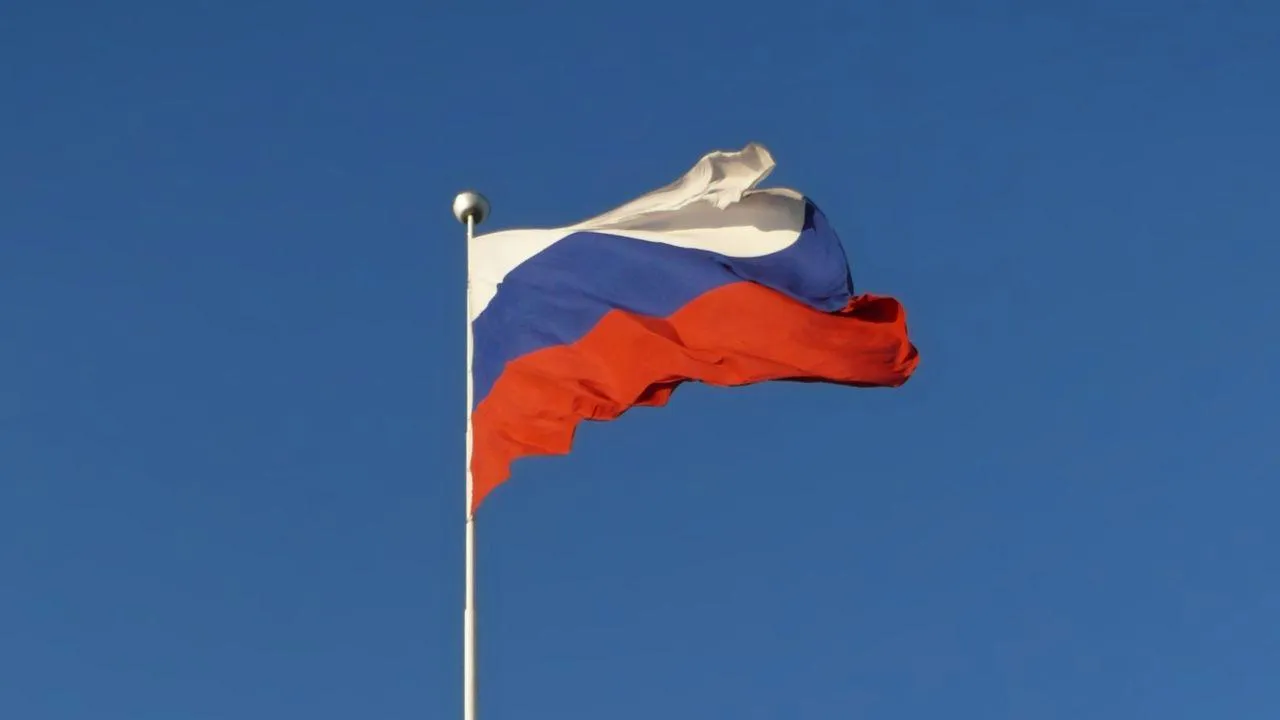 Ребенок из Курской области каждый день приветствует военных с флагом России