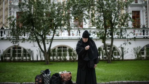 Двадцать служителей Троице-Сергиевой Лавры эвакуировали из полыхающего помещения