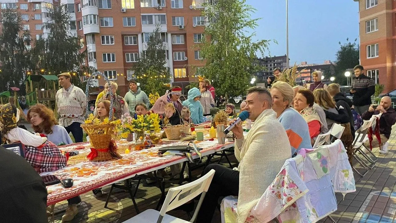 Теплый вечер по-соседски провели жители Коломны на Девичьем поле