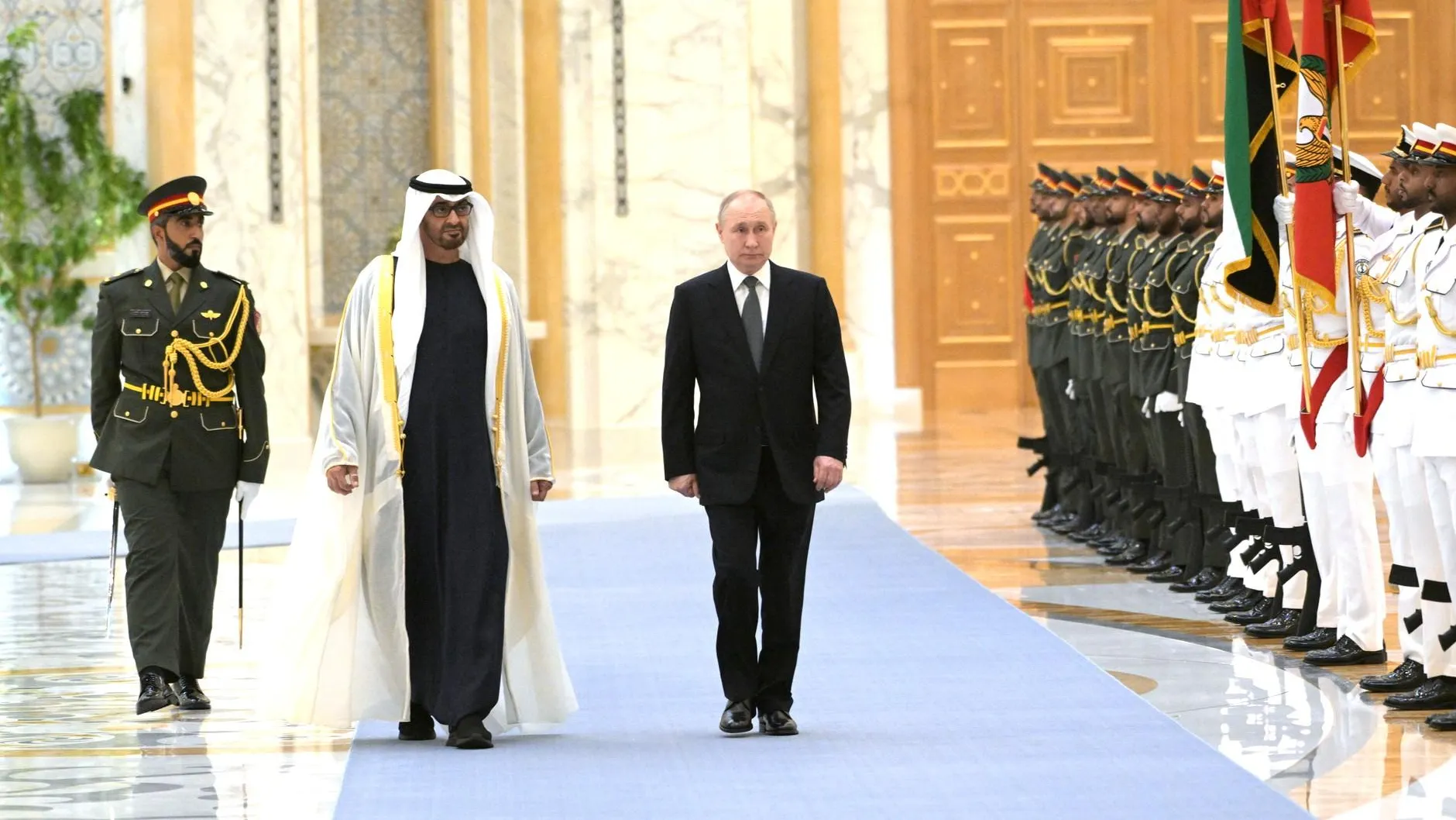 Владимир Путин с президентом Объединенных Арабских Эмиратов Мухаммедом бен Заидом Аль Нахайяном во время церемонии официальной встречи. Фото: Алексей Никольский, РИА «Новости»