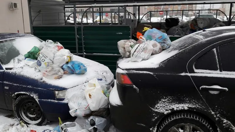 Жители Одинцова заваливают помоями вплотную припаркованные к мусоркам авто