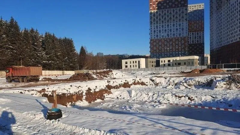 Разработка котлована под начальную школу началась в Красногорске