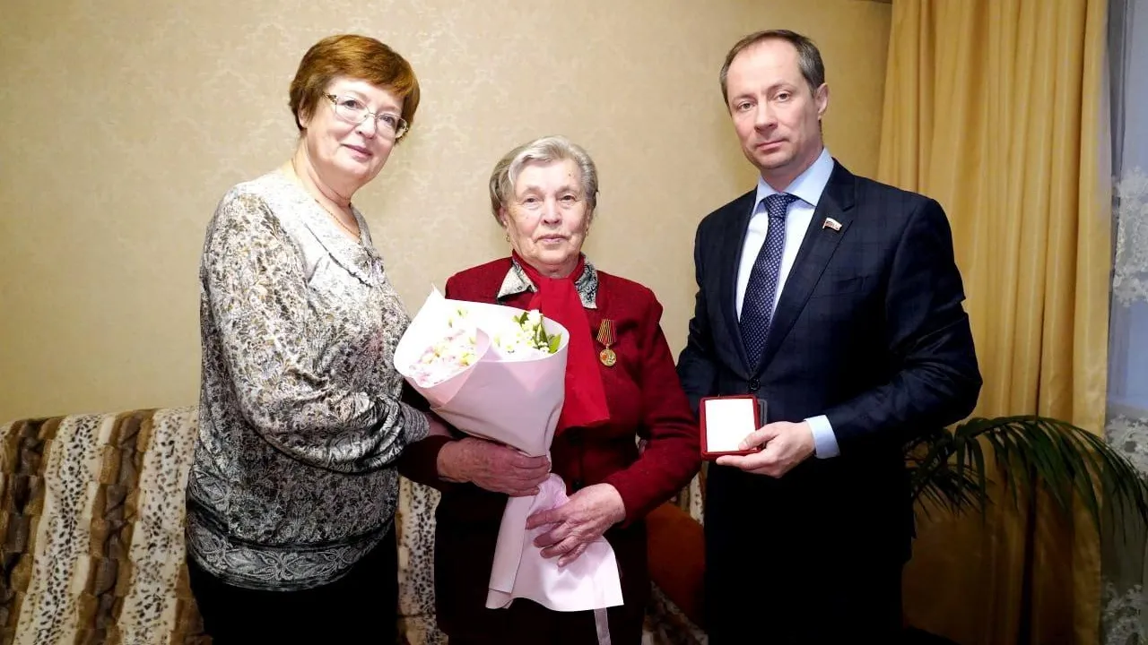 Медаль к 80-летию Победы передали из Архангельской области жительнице Котельников