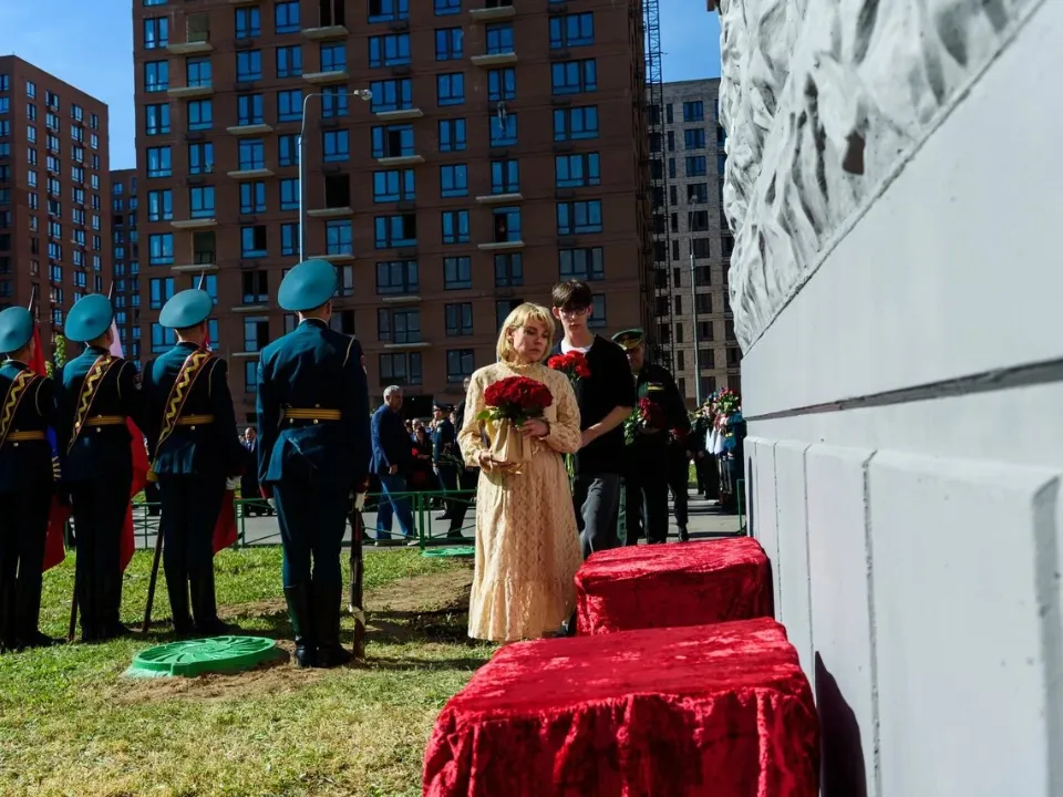 Вдова Ярослава Москалика Лариса и сын Иван Москалик.&nbsp;Фото: пресс-служба администрации г.о. Балашиха