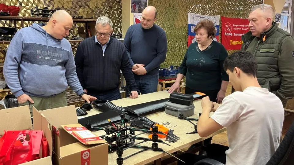 Александр Наумов (второй слева) познакомился с работой предприятия. Фото: Кирилл Имеев