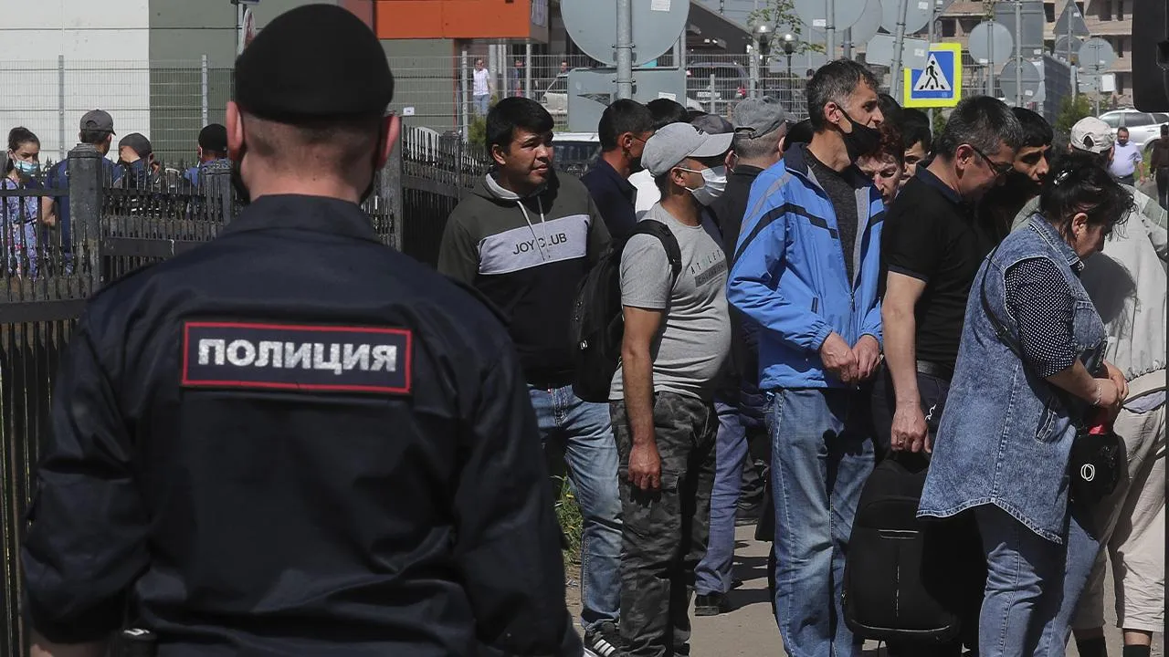 «Двое одного лежачего бьют»: россияне призвали выяснить, что стало причиной уличной баталии