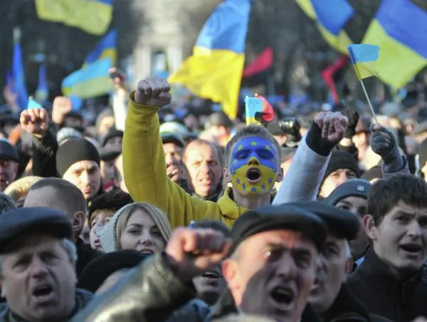 Участники митинга сторонников евроинтеграции на площади у памятника Тарасу Шевченко во Львове