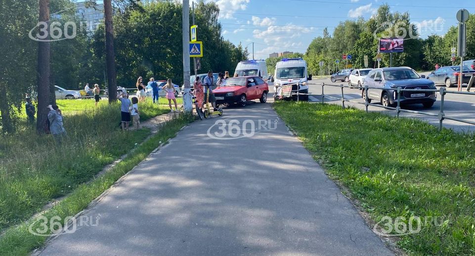 В подмосковном Раменском Lada въехала в пешеходов, пострадали дети