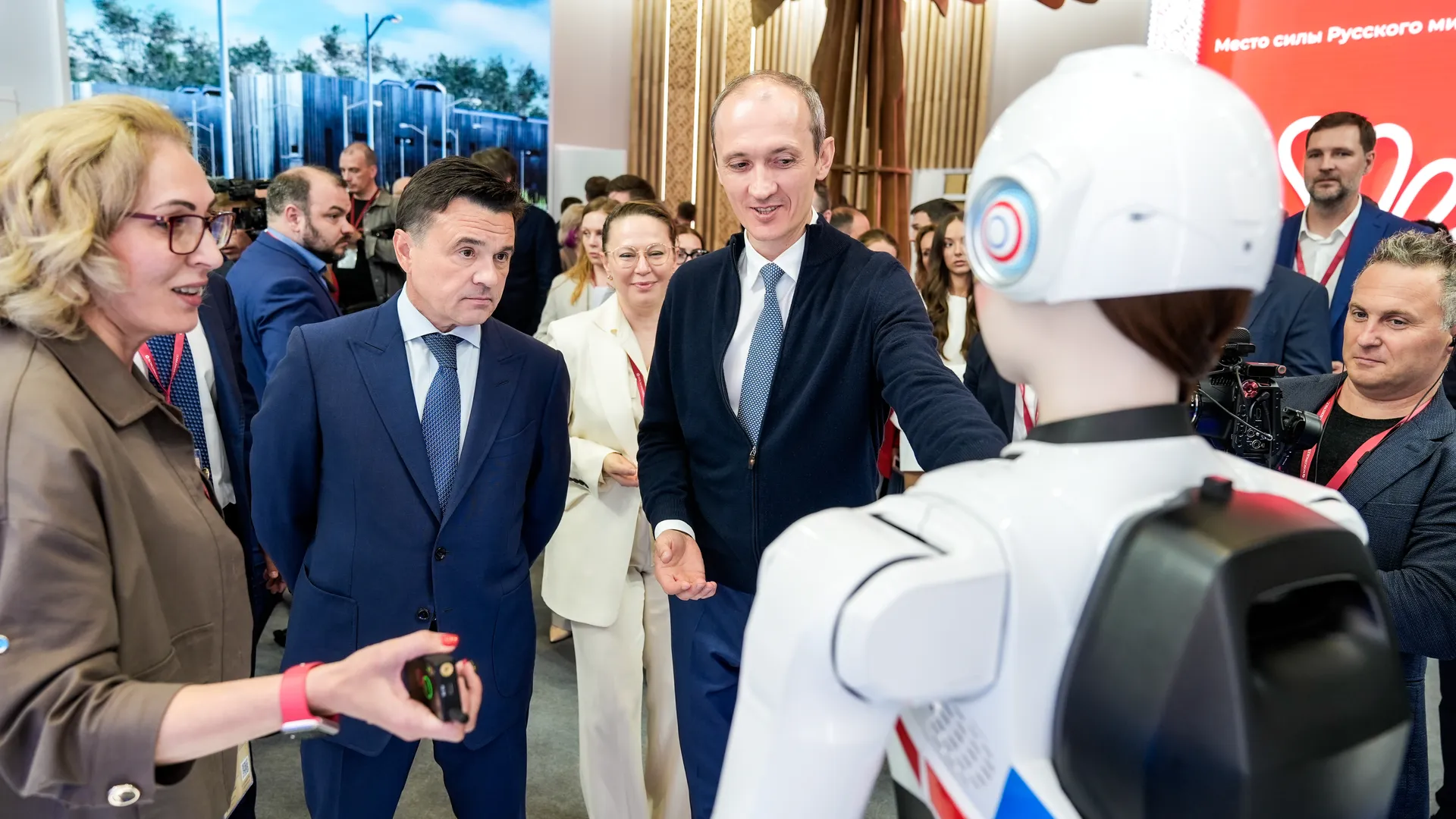 Дмитрий Григоренко осмотрел подмосковный стенд на ПМЭФ-2025