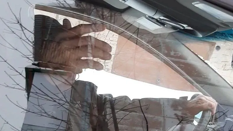 Водитель в Серпухове чуть не избил девушку, не успевшую прыгнуть в сугроб, чтобы освободить ему путь