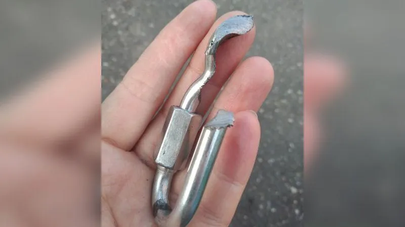Из-за перетертого карабина с качелей упала девочка в Лыткарино