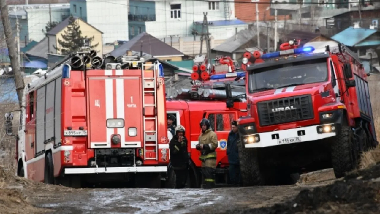Пожарным пришлось почти десять часов тушить пожар в сахалинском селе
