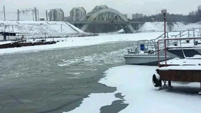 Двух школьниц спасли сотрудники ХимСпаса с тонкого льда