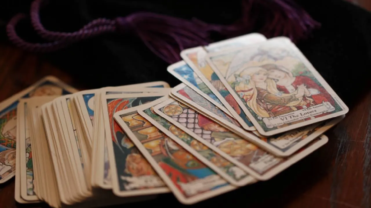 Суд назначил 240 часов обязательных работ мошеннице, представившейся ясновидящей