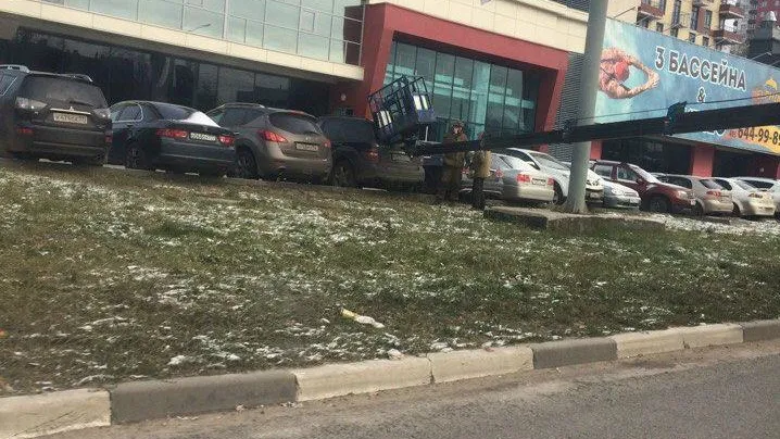 Упавшая набок автовышка создала пробку в Королеве и смяла машину