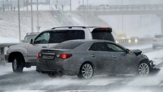 Из-за плохой погоды в Подмосковье столкнулись 15 машин и 2 автобуса