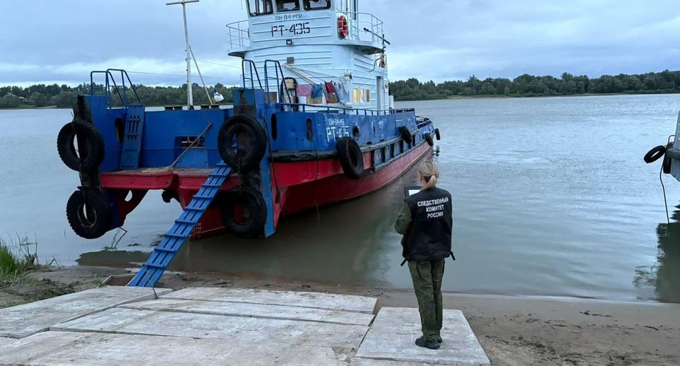 СК начал проверку после того, как на Иртыше сапсерфера затянуло под баржу