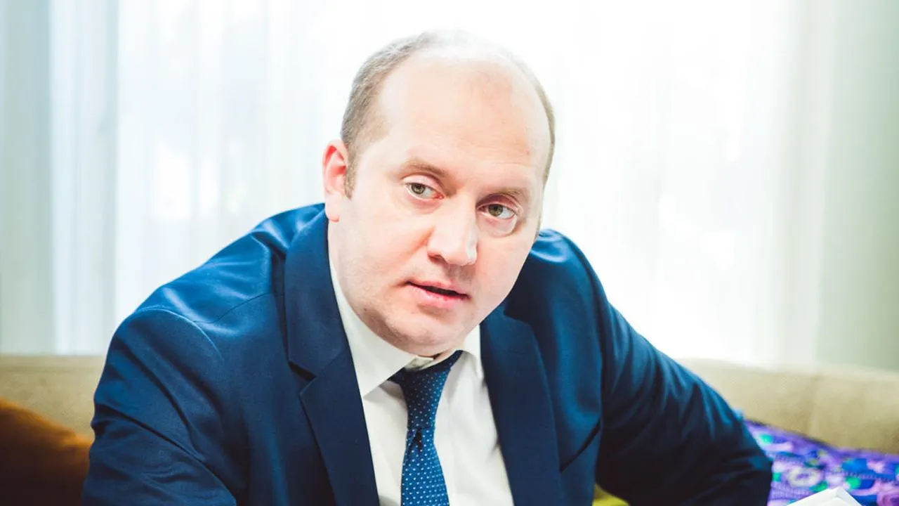 Кадр из фильма «Он + она». Режиссер С. Франк. 2024 год