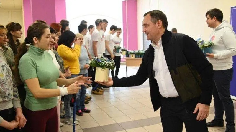 Игорь Брынцалов поздравил с наступающим 8 Марта женщин в центре «Созвездие»