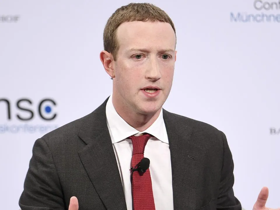 Боится проигрыша или просто занят: выяснилось, почему Цукерберг не реагирует на вызов Маска