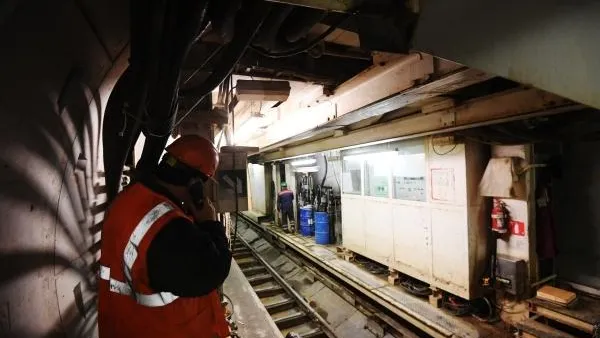 В столичном метрополитене задержаны граждане Румынии, пытавшиеся открыть люк в тоннеле