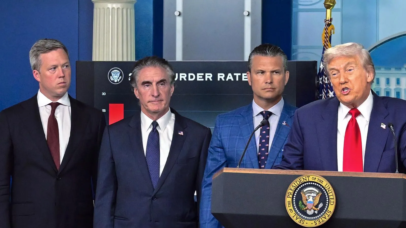 Слева направо: министр обороны Дэниел Дрисколл, глава МВД Дуг Бургум, министр обороны Пит Хегсет, президент США Дональд Трамп на пресс-конференции в Белом доме, Вашингтон, 11 августа 2025 года. Ron Sachs — CNP