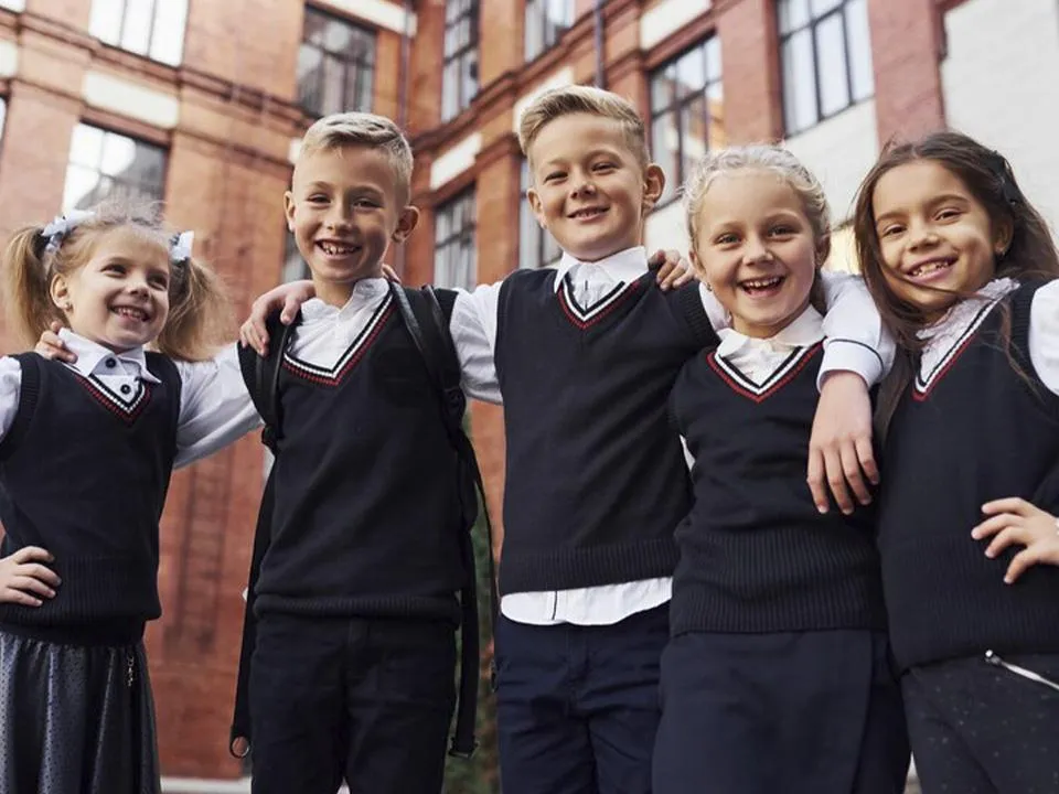 В России предложили обеспечивать всех школьников бесплатной формой