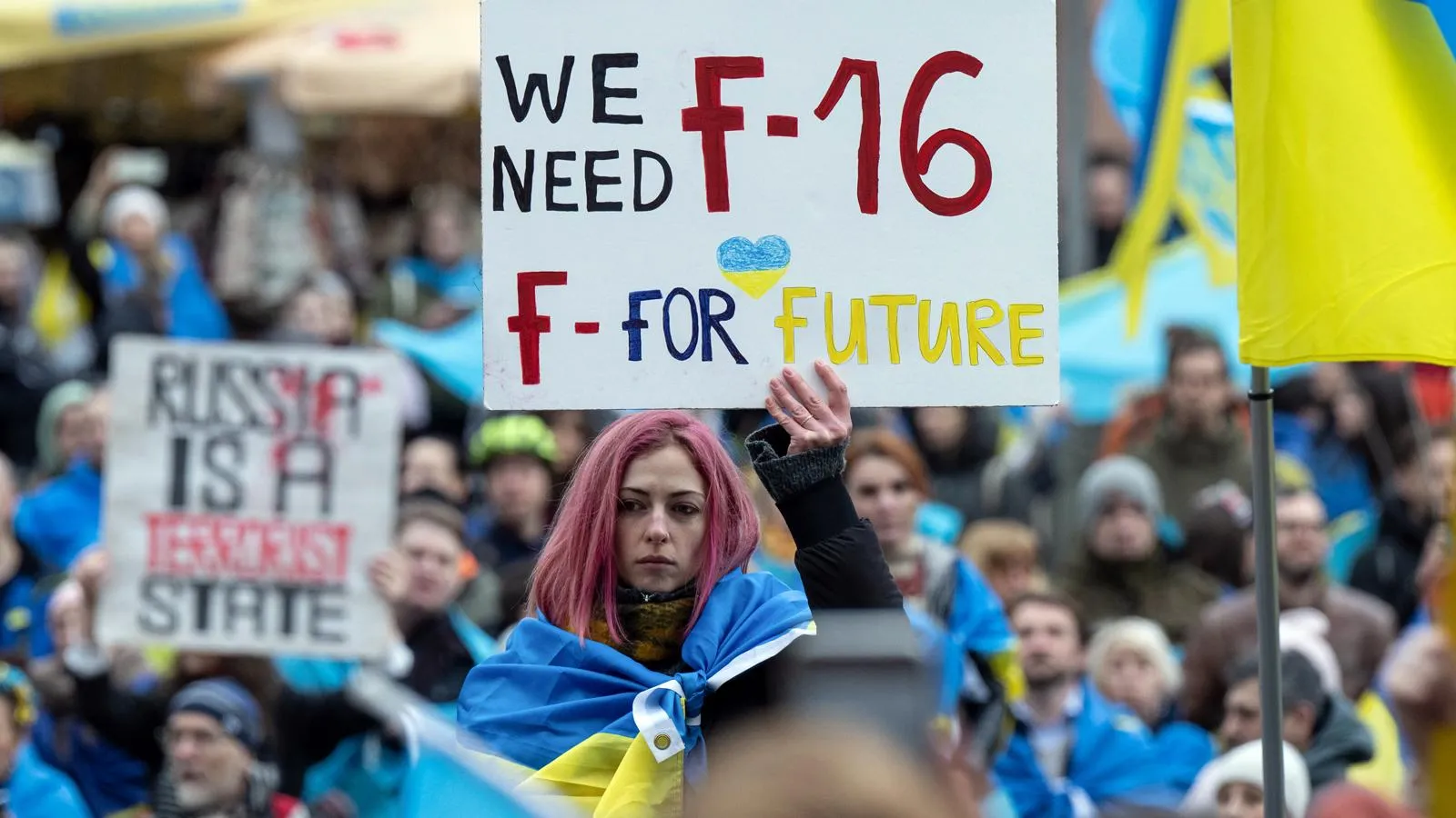 Надпись на плакате: «Нам нужны F-16 — F на будущее», Франкфурт-на-Майне, 2023 год. Boris Roessler