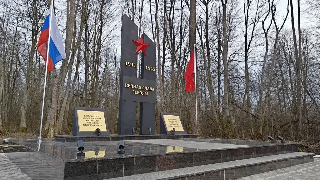 Пятиметровая мраморная стела и песни военных лет: в Талдоме пенсионер на свои деньги построил уникальный мемориал