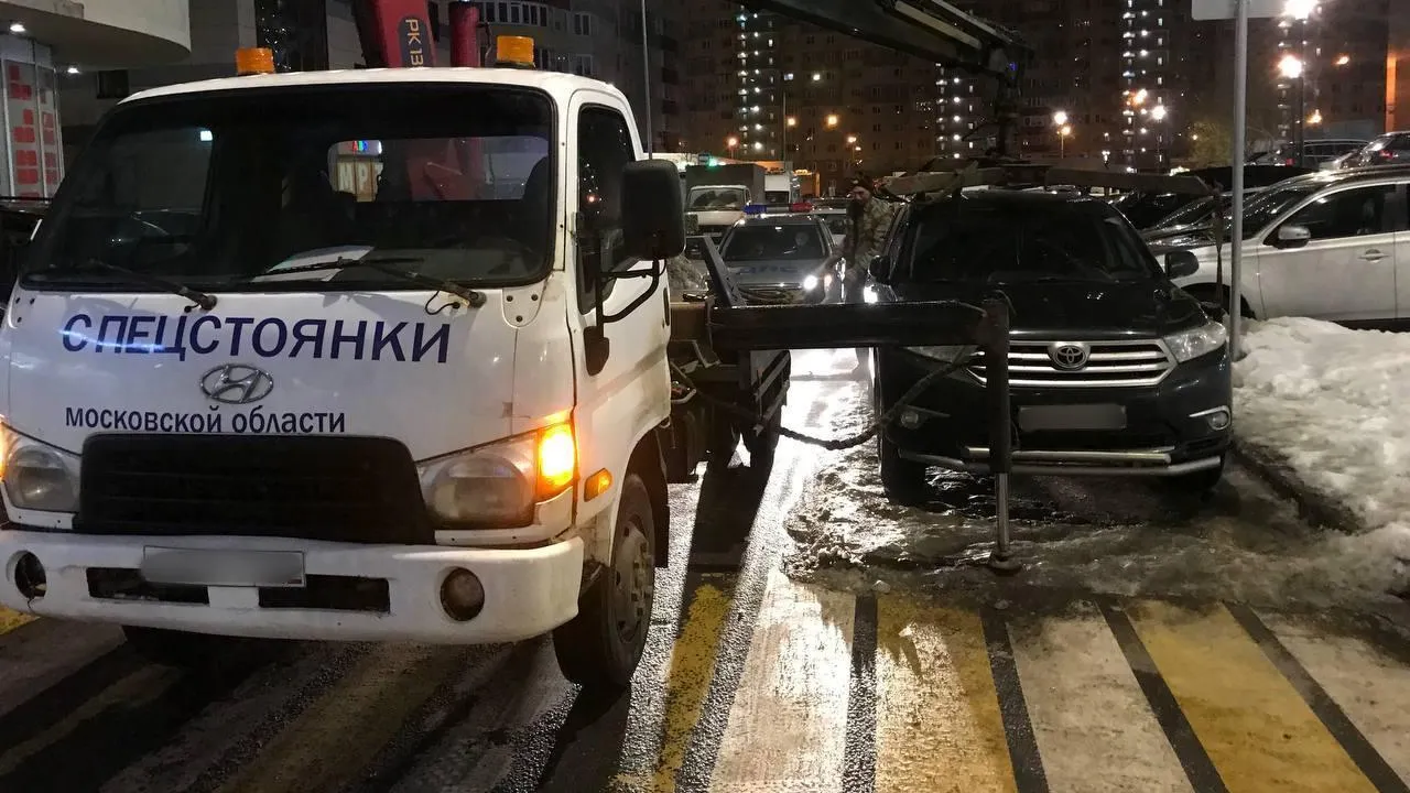 Порядка четырех тысяч неправильно припаркованных авто эвакуировали в Подмосковье за неделю