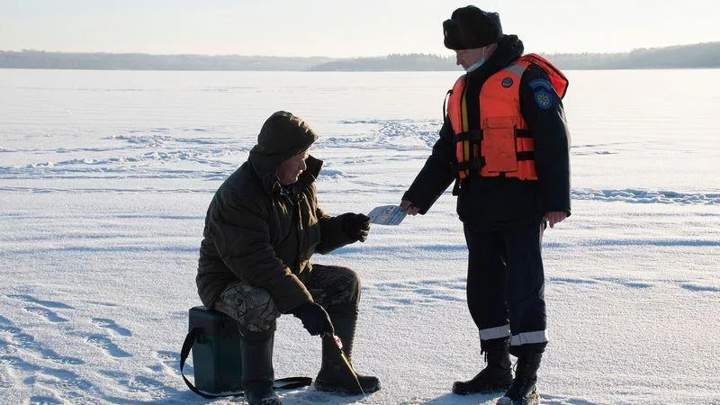 Жителей Подмосковья предупредили об уменьшении толщины льда на водоемах