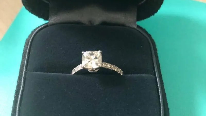 Кольцо Tiffany почти за 1 миллион рублей нашли у пассажирки в Домодедово