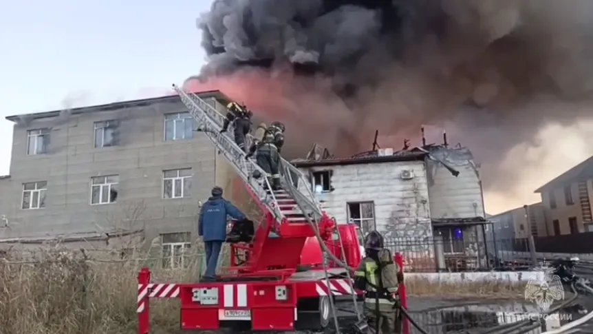 В Хабаровске загорелось здание гостиницы