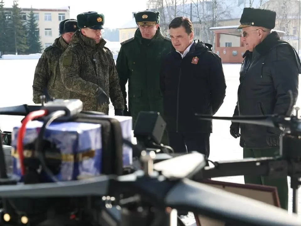 Четыре ордена за войну и Суворов за СВО: губернатор Подмосковья навестил бойцов в Нахабино и поздравил с 23 февраля