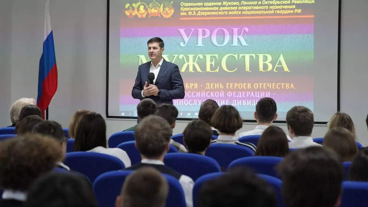Глава Люберец вместе с военными принял участие в уроках мужества в школах Люберец
