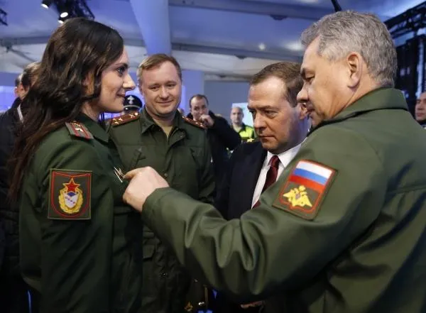 Дмитрий Медведев перед началом церемонии открытия III зимних Всемирных военных игр 2017 года на арене «Ледяной куб» в Сочи. Справа — министр обороны Сергей Шойгу. Слева — посол III зимних Всемирных военных игр, олимпийская чемпионка старший лейтенант Елена Исинбаева, февраль 2017 года