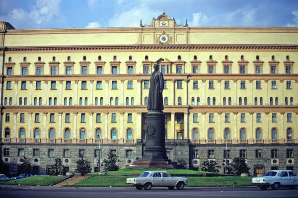 В центре — памятник Ф. Э. Дзержинскому (скульптор Е. Вучетич). На втором плане — здание Комитета государственной безопасности СССР. Владимир Федоренко