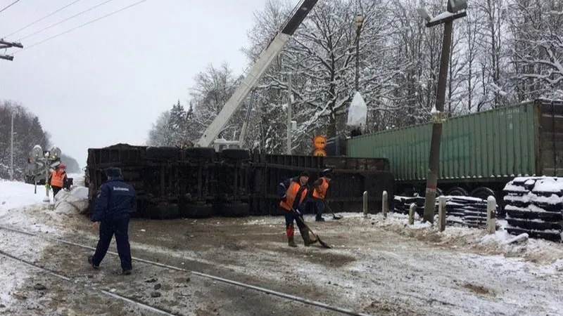 Поезд протаранил фуру, у которой заглох мотор под Сергиевым Посадом