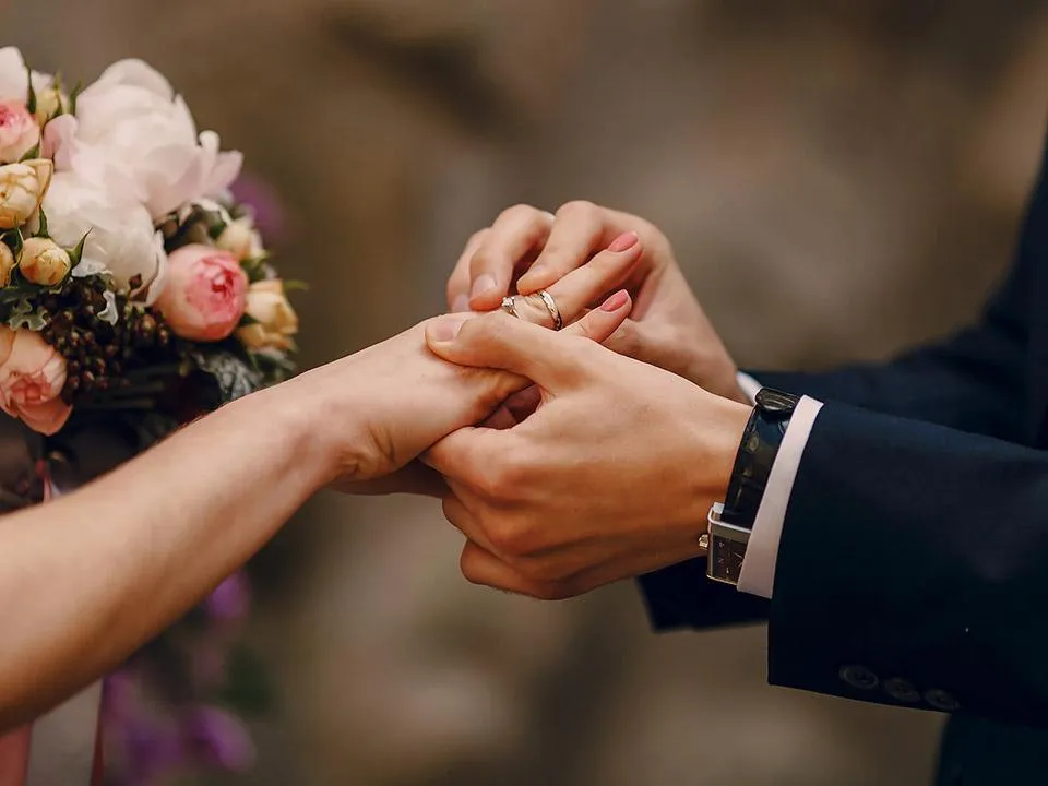 Деньги лишними не бывают: государство хочет дополнительно помогать молодоженам