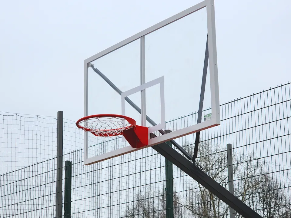 Новая волейбольная площадка на стадионе в поселке Свердловский. Фото: Валерия Тингаева