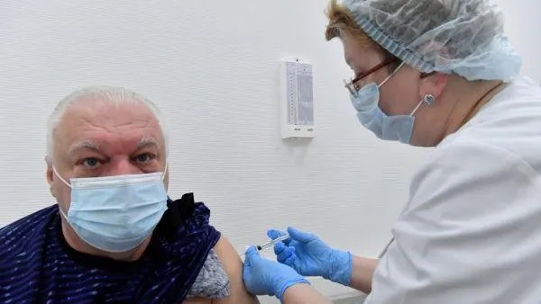 Пожилых британцев ожидает третья доза вакцины от коронавируса