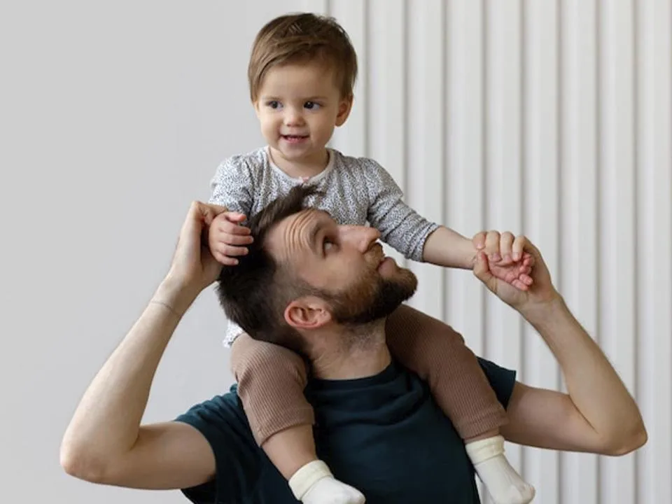 Компьютеры, работа и незнание: выяснилось, что мешает российским отцам проводить время с детьми