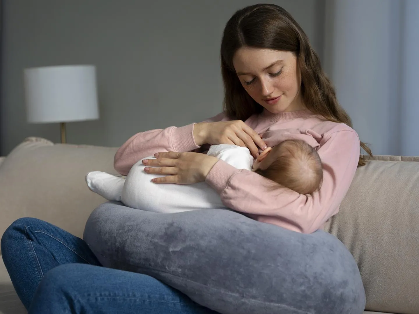 Сон, питание, психологический настрой: врач объяснила, что делать, если у кормящей матери закончилось молоко