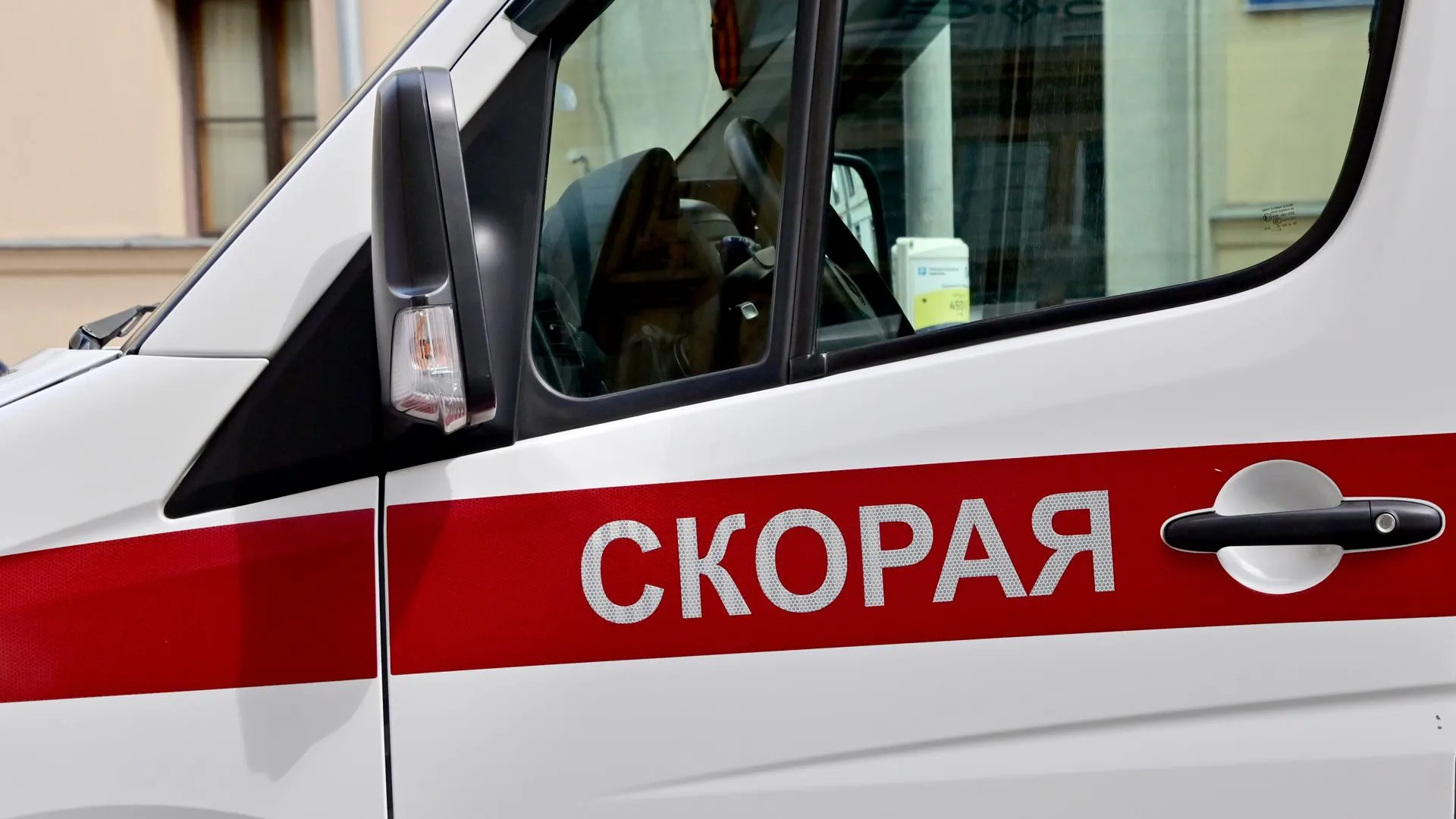 Скорая сбила пешехода и опрокинулась в кювет в Сочи